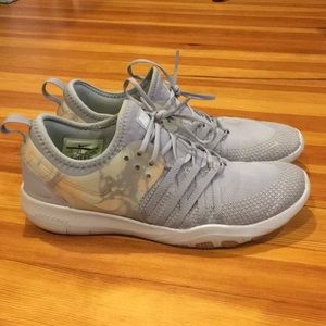 Women’s Nike Training// Size: 7